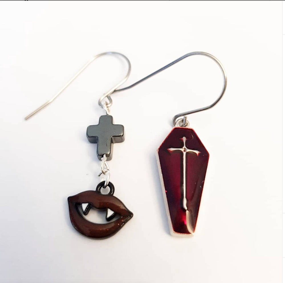 HALLOWEEN smykker - Vampire Mouth and Coffin øreringe - Velvet Red