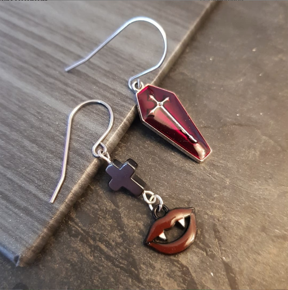 HALLOWEEN smykker - Vampire Mouth and Coffin øreringe - Velvet Red
