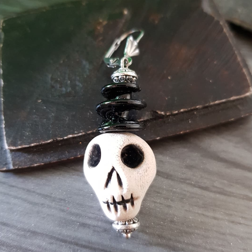 One single Creepy Skull Skeleton Mono Skull earring for Halloween