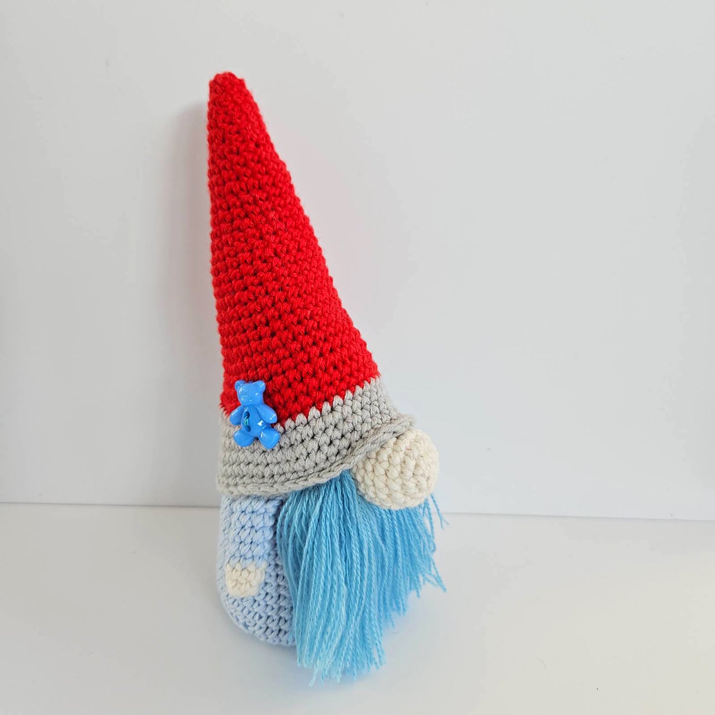 Handgemachter gehäkelter Nisse-Wichtel | Einzigartiges skandinavisches Tomte-Ornament | Gemütliches dänisches Weihnachtsdekor