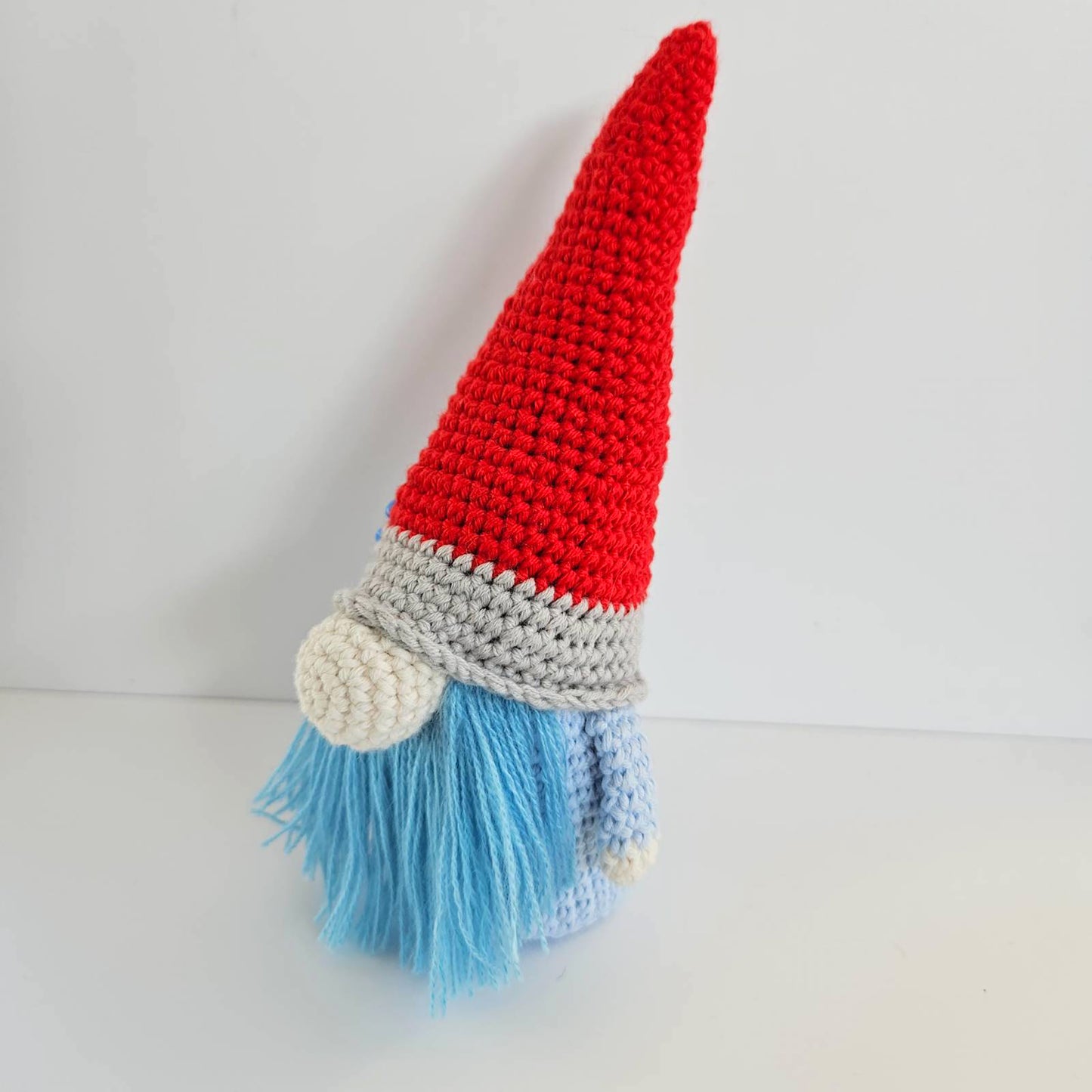 Handgemachter gehäkelter Nisse-Wichtel | Einzigartiges skandinavisches Tomte-Ornament | Gemütliches dänisches Weihnachtsdekor