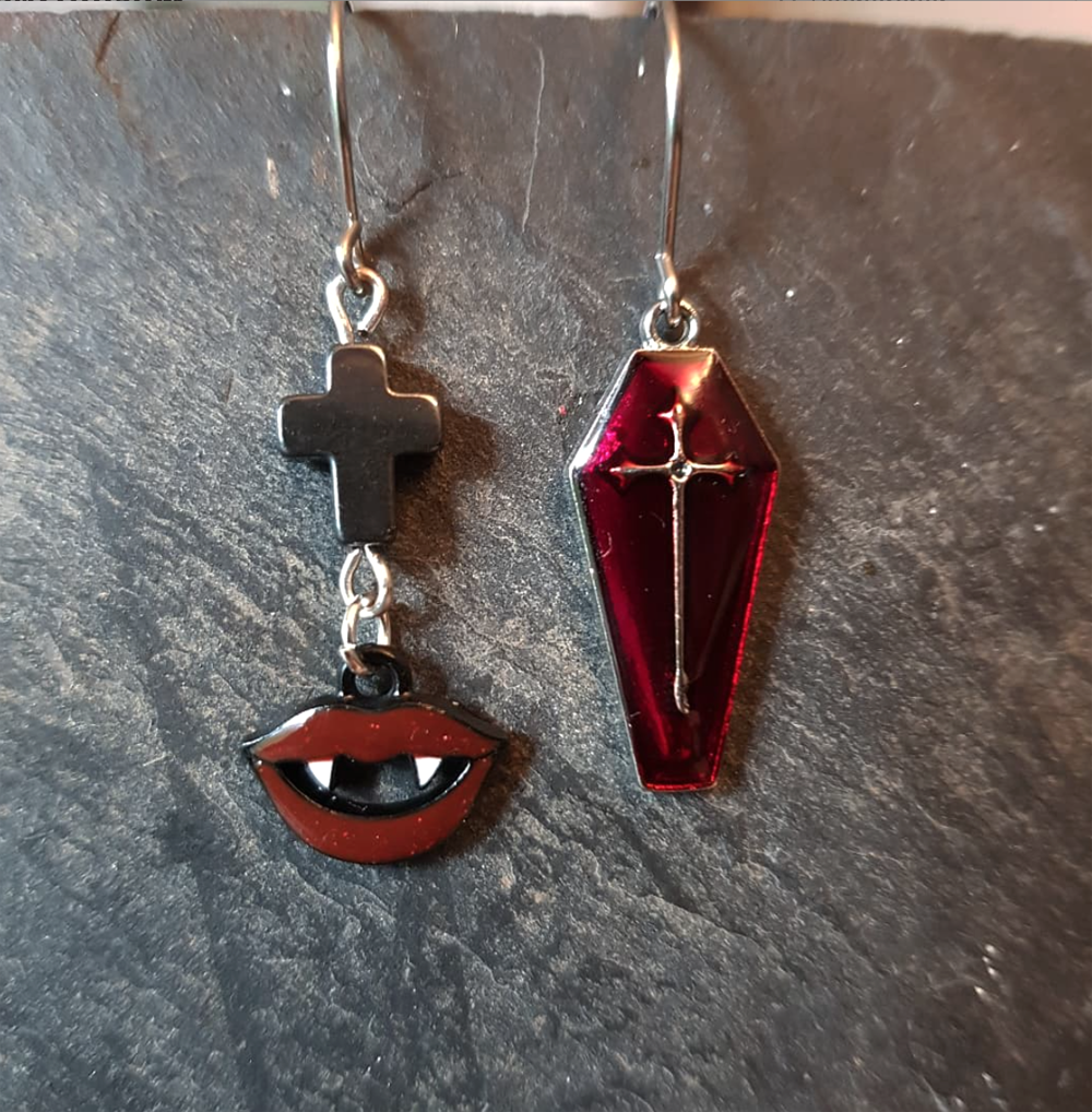 HALLOWEEN smykker - Vampire Mouth and Coffin øreringe - Velvet Red