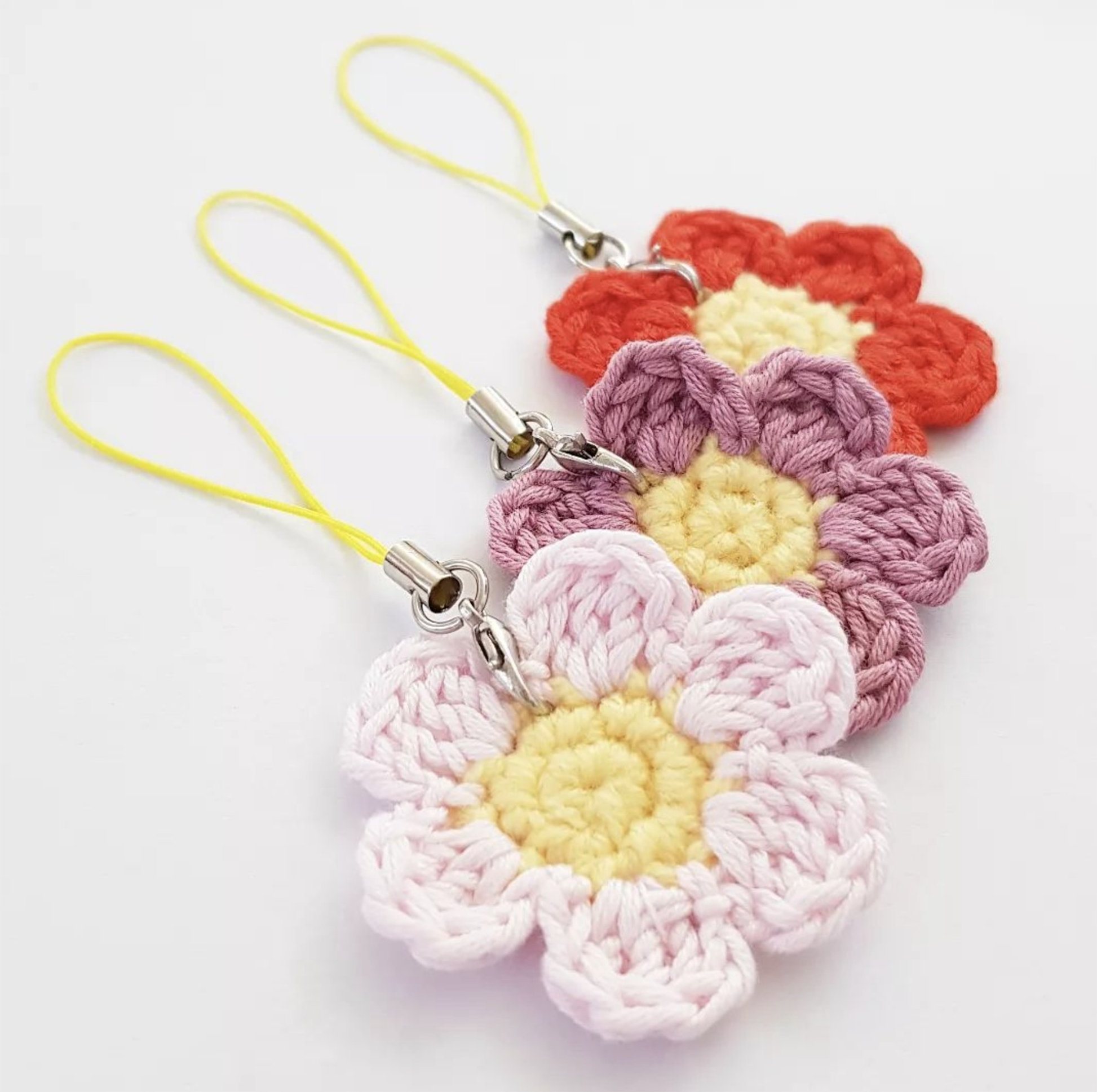 "Joyful Handmade Treasures: Crochet Flower Keychains from CocoFlower"