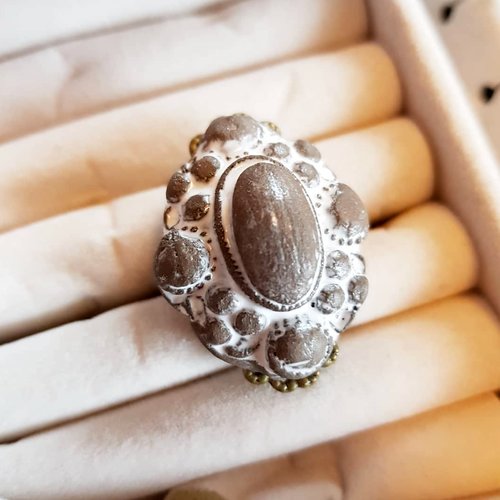 "Indulge in luxury with our intricately crafted Ceramic Cabochon Baroque Ring. 💎✨"