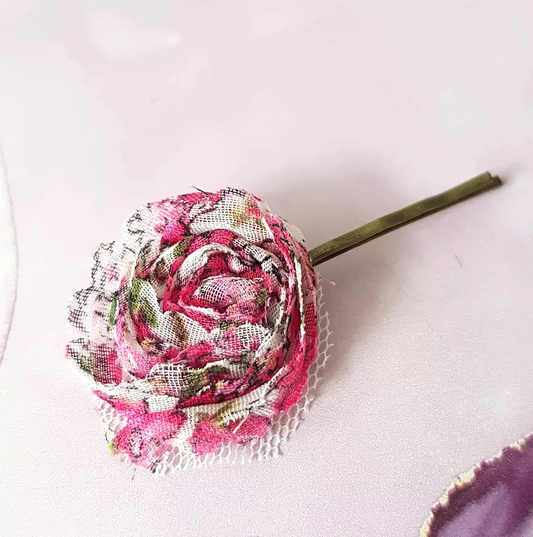 Rosa Blumen-Haarspange aus Stoff