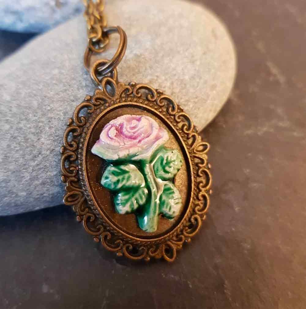Cameo flower Shabby chic necklace - rose