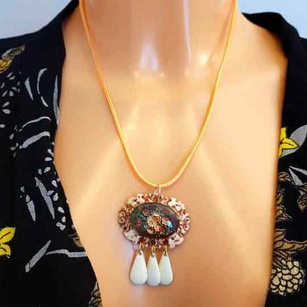 Cameo flower Shabby chic necklace - bouquet