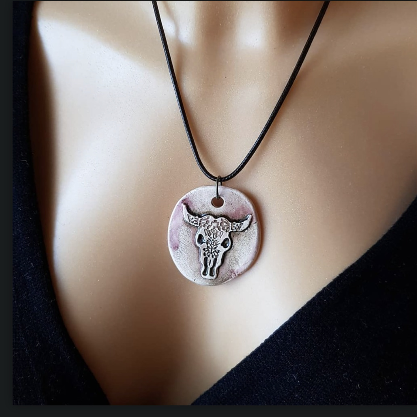 Cow Skull Halskæde Håndlavet keramisk medaljon - Pink, Lilla eller Mint