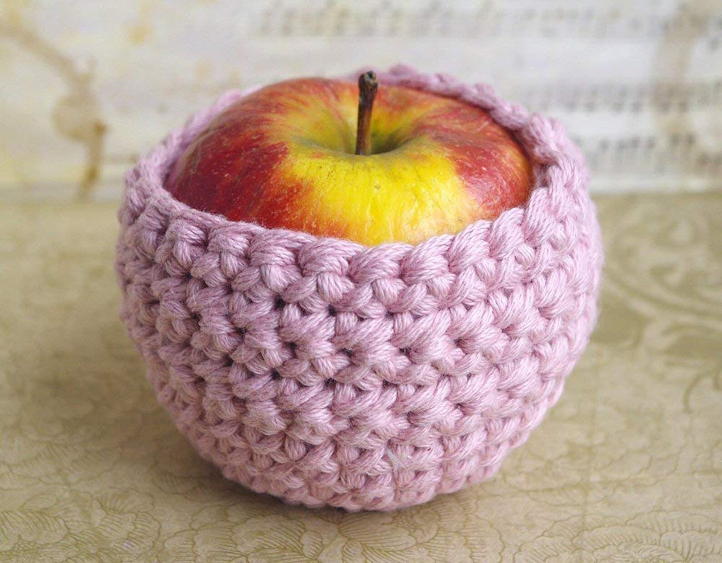 Pink Cozy Apple lunch bag - Handmade Crochet Cover - Zero Waste Gift - Bear button - Cute and convenient