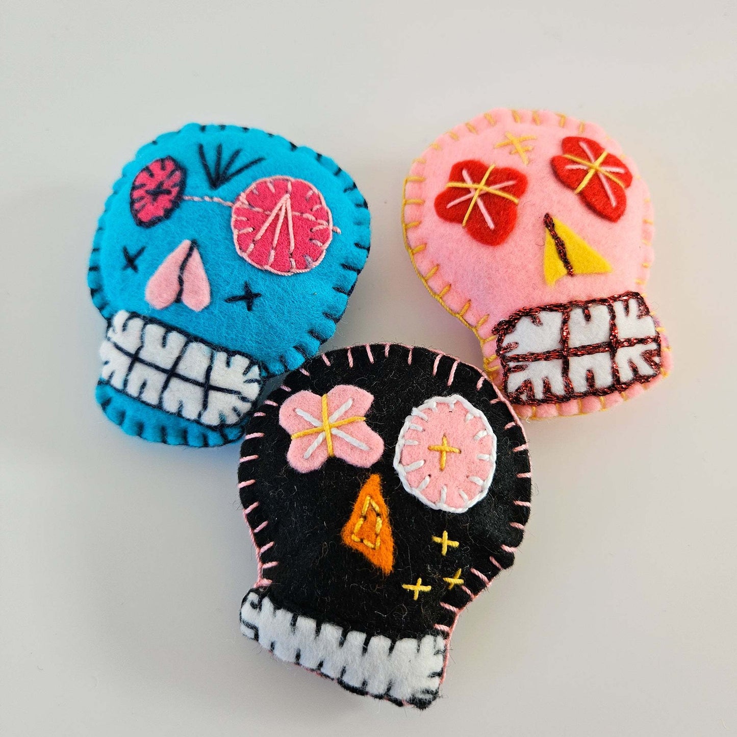 Bestickte Sugar Skull Brosche - Gruselige Wandkunst Dekoration